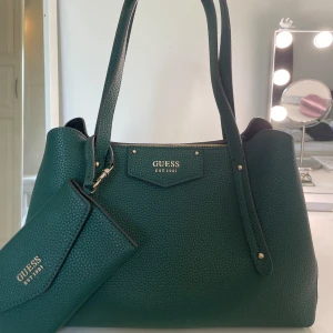 Guess väska - Köpte detta superfina guessväskan, men den har tyvärr inte kommit till min använding och därav säljer jag den. Den är i nyskick och har endast blivit använd en gång. En super söt clutch tillkommer!🥰 köpte den för 1500kr men pris kan diskuteras💕