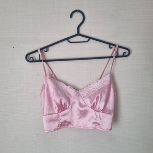 satin crop-top 🌸 - Aldrig använd 🌸