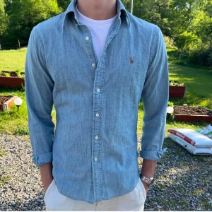 Ralph lauren skjorta - En blå Ralph lauren skjorta i färgen blå. Storlek S och Skick 9/10! Nypris: 1699kr Mitt pris: 399kr💯 Hör av dig vid minsta fråga eller fundering🤗