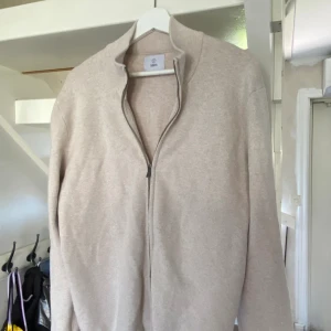 Bläck Fullzip  - En fullzip i mycket bra skick som jag säljer då den är lite stor. Hör av er om frågor! Mitt pris är 350