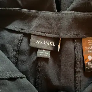 Säljer dessa supersnygga svarta kostymbyxor från Monki, använd fåtal gånger och mycket bra skick, de är supersköna och lite stretchiga. Nypris är 300kr och jag säljer för 150kr