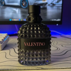 Valentino Uomo Born in Roma EdT - Parfym Samples av Valentino Uomo Born in Roma EdT. Finns i 1ml, 2ml, 3ml, 5ml och 10ml. 1ml=25kr, 2ml=49kr, 3ml=75kr, 5ml=99kr, 10ml=189kr. 18kr frakt, betala med Swish eller köp på vår hemsida: totalscent.shop😁