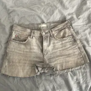 Säljer dessa skitsnygga gråa jeansshorts som från en början är ett par jeans. Små slitningar på sömmen vid skrevet.