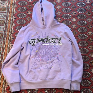 Sp5der hoodie lila - Tvär fet Sp5der hoodie som är använd ungefär 4 gånger och denne 10/10 skick och riktigt bra kvalitet, nypris ligger på 3700kr! Skriv vid frågor och pris kan diskuteras! St: S men passar även M.