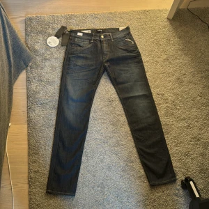 Replay jeans anbass helt nya med tags - Säljer ett par helt nya replay jeans med tags i storlek 31/32 för de är för stora för mig och glömde lämna tillbaks dom. Nypris är 1799kr mitt pris 700kr. Jag tar gärna emot jeans i byte i nyskick i storlek 29/32,30/32. Kanske kan byta mot annat oxå.