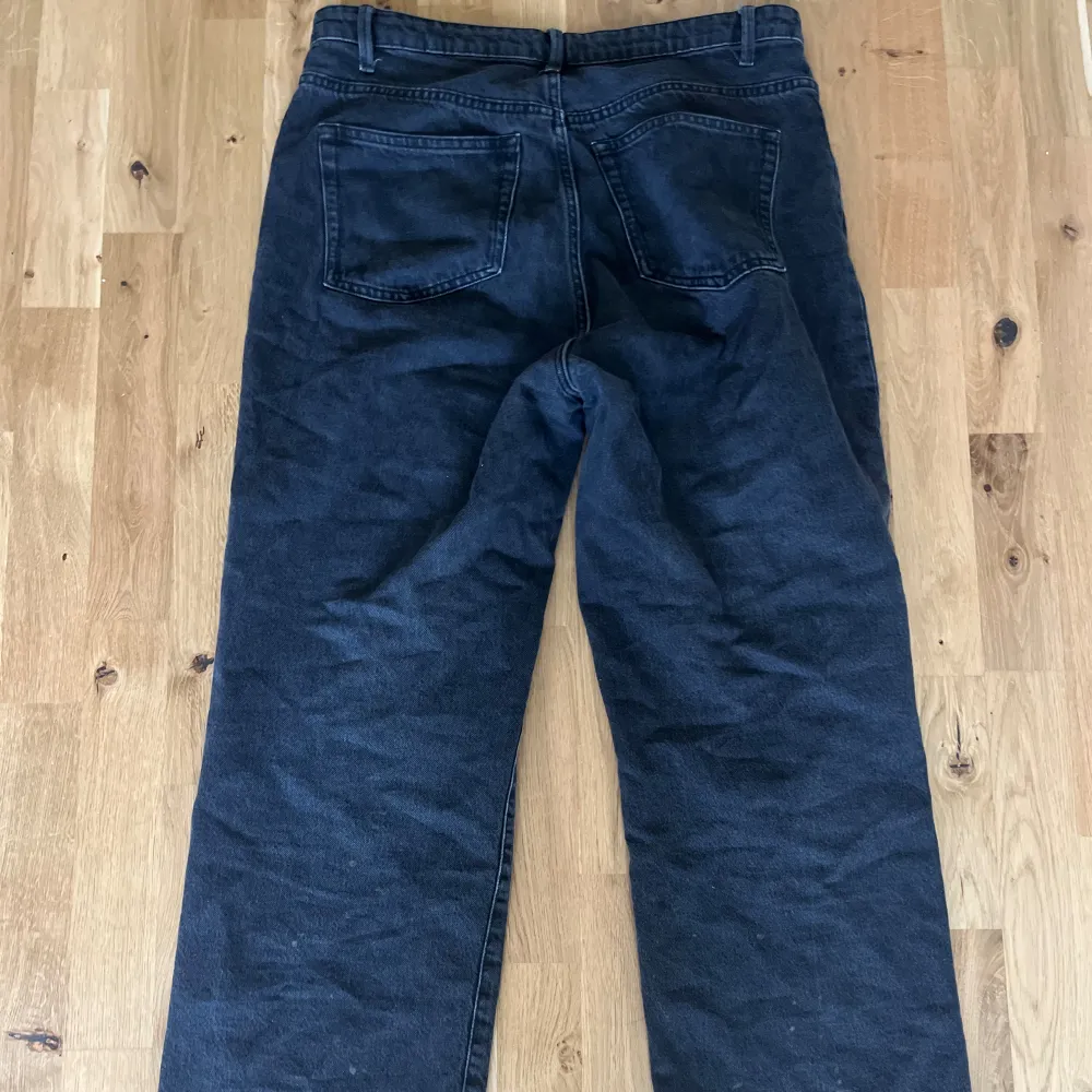 Högmidjade jeans från Lindex  Ganska andvända därför lågt pris Storlek 44/L (Köpare står för frakten) . Jeans & Byxor.