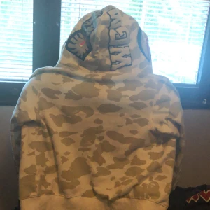 Bape hoodie - Bra skick dragkedjan går inte upp hela vägen, de står M men skulle säga att den passar S