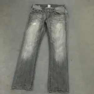 Comfy and clean pair of True Religion jeans. Really nice fade and perfect for the summer. If u think the price is high just drop a offer! 32x32 and a really nice fit on them!