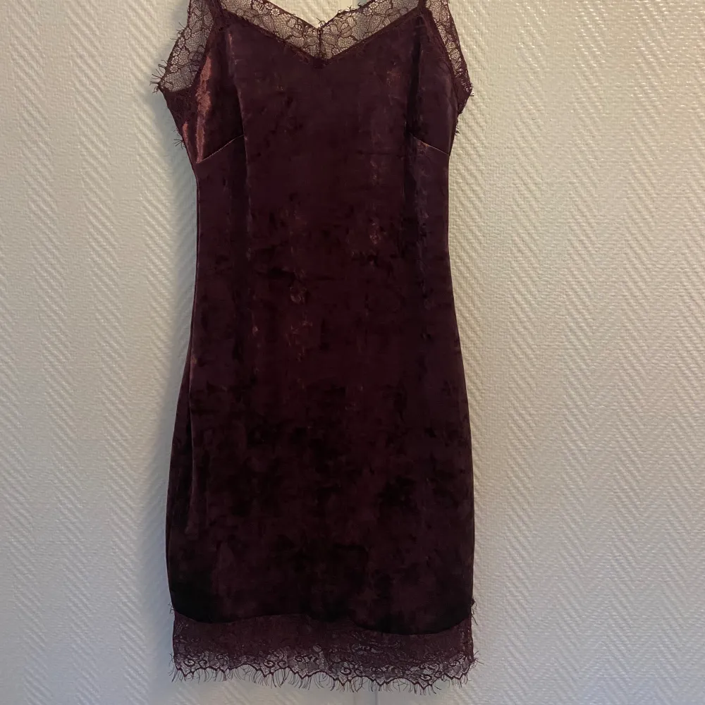 Vinröd klänning från Bikbok i storlek XS men passar även mig som har S. Använd ca 3 gånger och inga defekter . Klänningar.