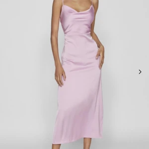 Satin klänning - Säljer denna super fina rosa satinklänning.🥰 Säljer då jag hittat en annan. Den är helt oanvänd och lappen sitter kvar. Ordinarie pris 539kr