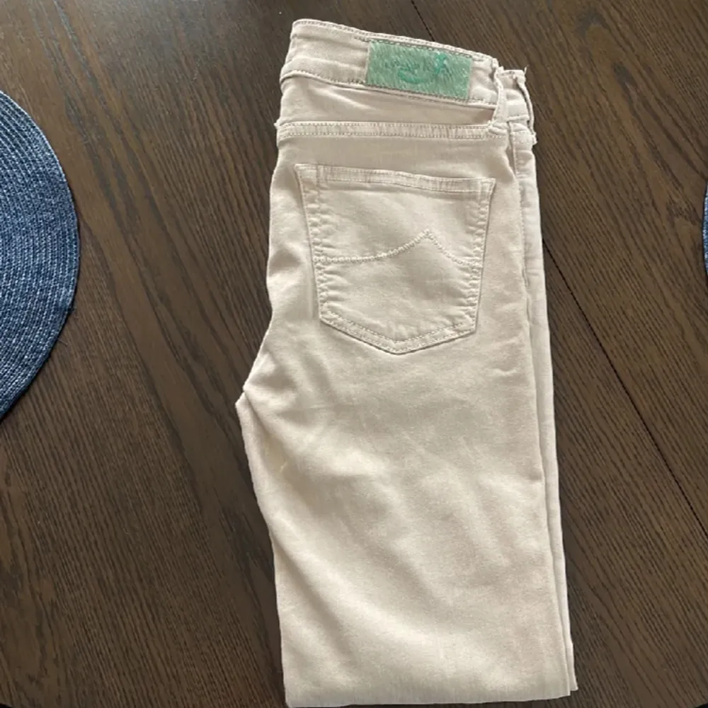 Säljer mina fina Jacob Cohen i storlek 26 jeansen är i fint skick utan defekter. Pris prutat och klart kan även ta byten. Jeans & Byxor.