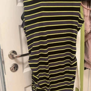 Sommarklänning  - Använd enstaka gånger, passar perfekt till festligheter. Är i storlek M men funkar för S och L också( den är stretchig)