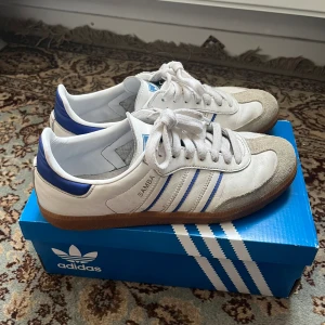 ADIDAS SAMBA (Vit / Blå) 🐩🐟🐩🐟🐩🐟🐩🐟🐩 - Blir inte mer cläääähssssic än dessa💯💯 feta vita sambas perfekt nu inför sommaren 🔥🔥 vita helt perfekta dunder skick allting🤩 o kolla priset🤯🤯boom! storlek 39 