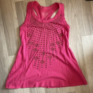 Topp -  Jättefin rosa topp med metallstenar💗