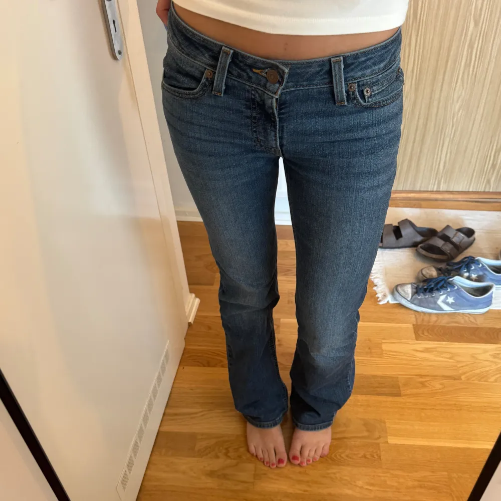 Superfina och sköna jeans från Levis. Lowwaist och raka i modellen, storlek 26. Sitter tajt över rumpan och blir sen raka och lösare. Nyskick, knappt använda.. Jeans & Byxor.