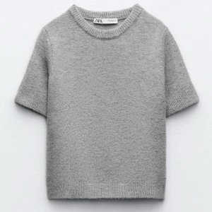 Kortärmad stickad ifrån Zara - Säljer min stickade t-shirt i från Zara då den inte kommer till användning. Andvänd fåtal gånger och inga defekter. Orginalpris är 329kr