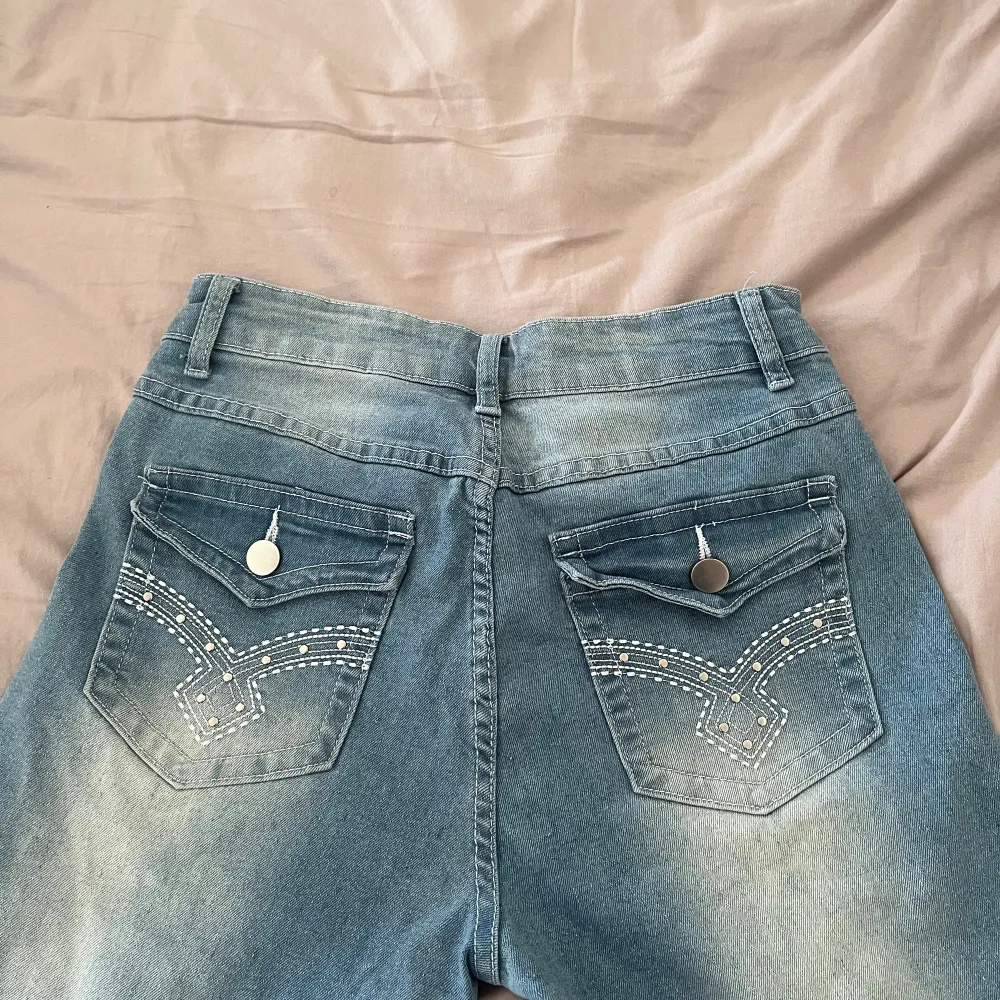 Lågmidjade jeans som verkligen är jätte fina inför sommaren men passar tyvärr inte mig eftersom jag köpt fel storlek!💞. Jeans & Byxor.