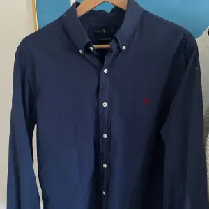 Tja! Säljer min fina ralph lauren skjorta! Storleken är L och färgen är navy/blå. Kontakta vid minsta lilla fundering 💫