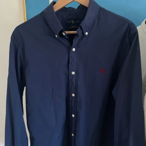 Ralph lauren skjorta - Tja! Säljer min fina ralph lauren skjorta! Storleken är L och färgen är navy/blå. Kontakta vid minsta lilla fundering 💫
