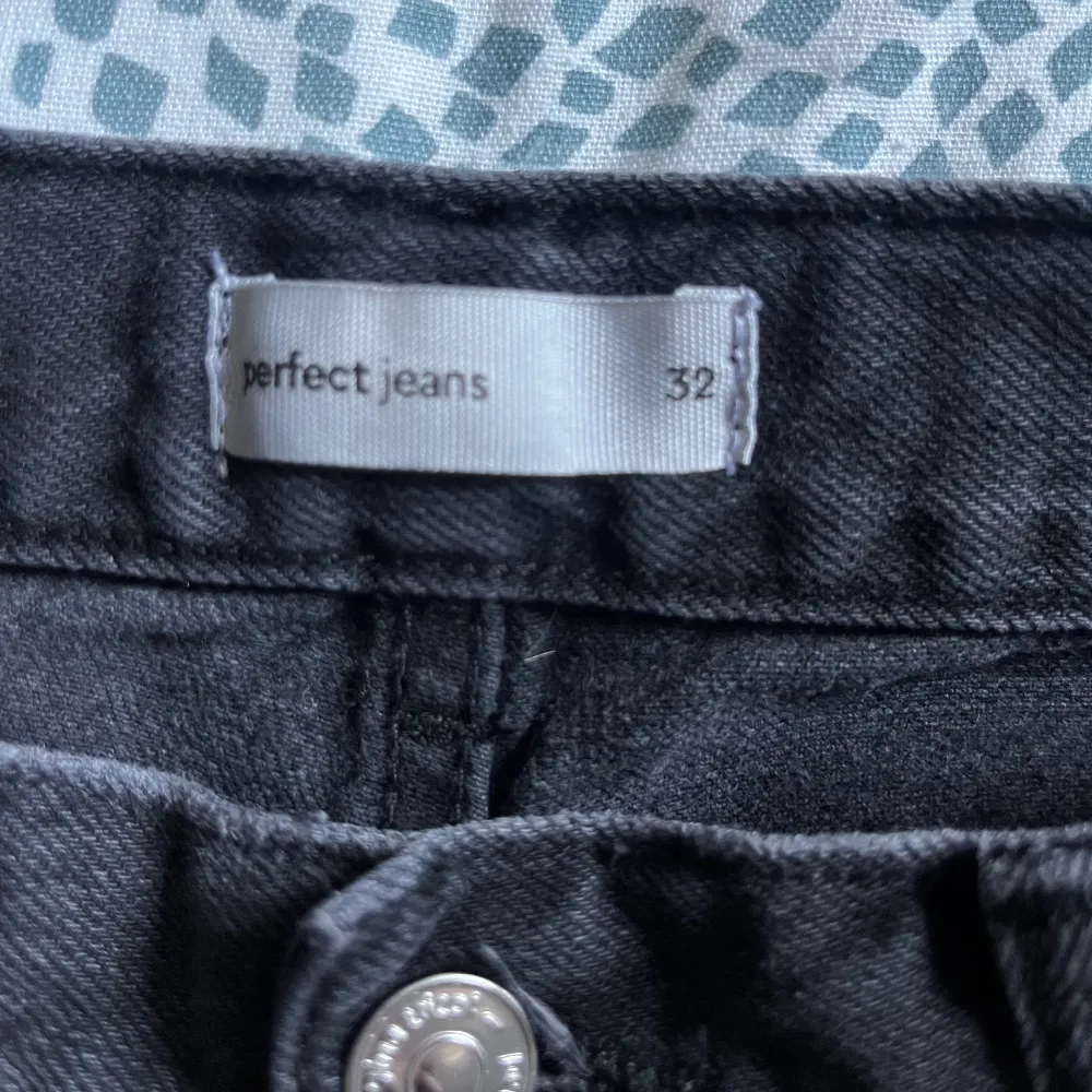 Säljer mina svarta straight jeans från Gina då de inte passar mig längre. De är använda en gång så i fint skick. Nypris 500 kr (Skriv för fler bilder på osv💗). Jeans & Byxor.
