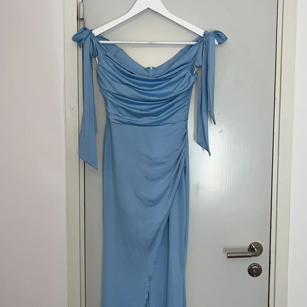 En jätte fin balkläning i väldigt bra skicka, har bara använts en gång  Kommer inte komma till användning längre . Klänningar.