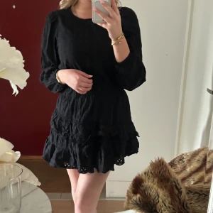 Svart klänning från zara - En svart klänning från zara med lite blommigt mönster. Nästan aldrig använd men perfekt nu för sommaren. 