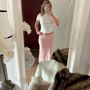 Rosa stickad kjol - Rosa stickad kjol aldrig använd med prislappen kvar