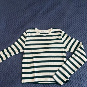 STRADIVARIUS | Långärmad tröja   - Säljer min långärmad tröja, då jag använder inte längre. Den är lite använd och är i mycket fint skick. 