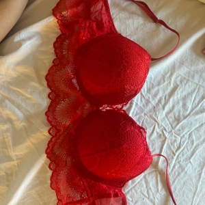 Bh - En jätte fin bh använd endast en gång ser ut som ny❤️ jätte fin med push up😍