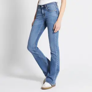 Säljer dessa supersnygga lågmidjade jeansen från lager 157💞💞knappast använda och dem är i storlek xxs ”short length”