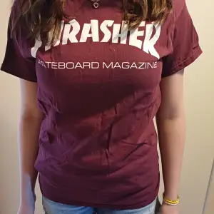 Cool vinröd thrasher t-shirt som bara är använd en gång!🤗 I bra skick utan fläckar eller slitage. Den är unisex så kan användas av alla😁Storlek S💞