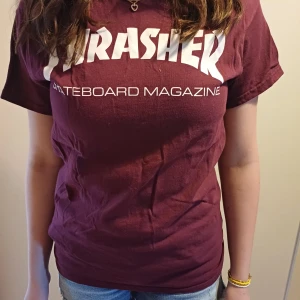Thrasher t-shirt - vinröd - Cool vinröd thrasher t-shirt som bara är använd en gång!🤗 I bra skick utan fläckar eller slitage. Den är unisex så kan användas av alla😁Storlek S💞