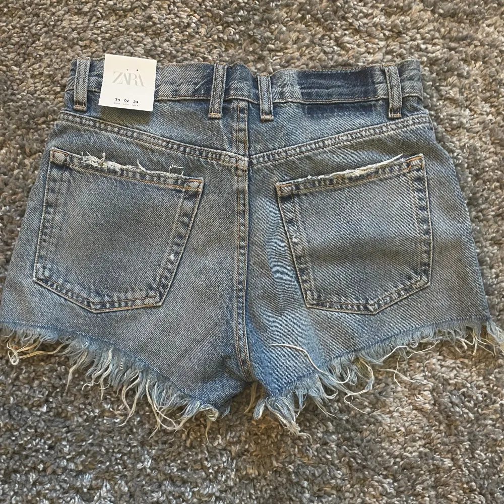 Superfina jeansshorts från Zara som är helt oanvända med lappen kvar, säljer då de är försmå för mig och jag inte hann skicka tillbaka de! Priset kan diskuteras💗. Shorts.