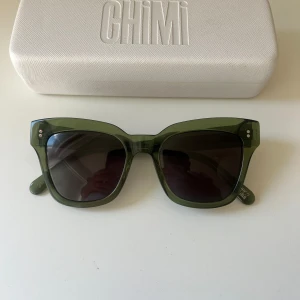 Chimi solglasögon - Säljer dessa snygga chimi glasögonen då jag har ett annat par. Är i jättefint skick. Har en pytteliten repa på vänster glas, men inget man tänker på!🫶