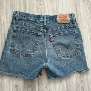 Jeansshorts  - Coola Levi’s shorts i storlek 36. Width=36 och Length= 28. I gott skick! 💓
