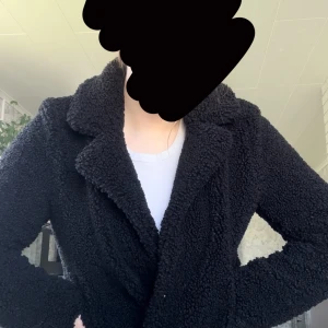 Teddy jacka  - Teddy jacka från Noisy May💕 storlek L💕 inga skador förutom ett håll inuti fickan💕