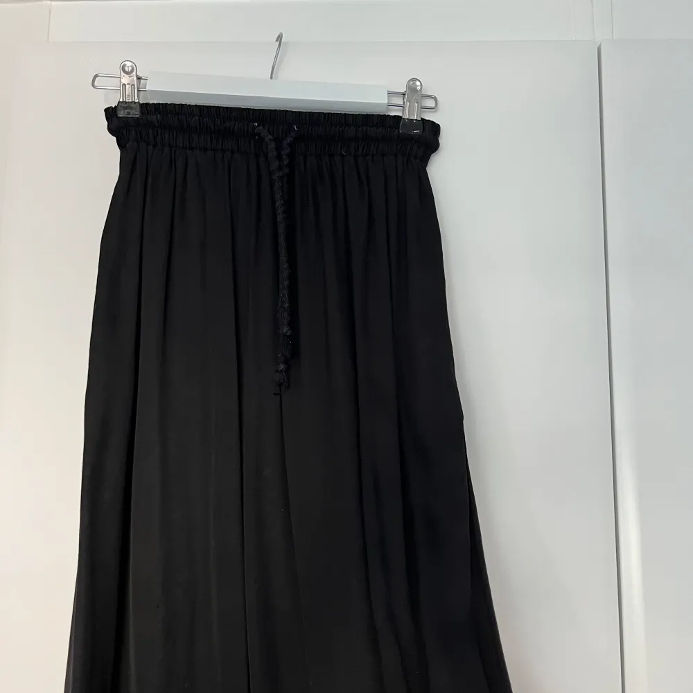 En svart lång kjol från zara. Använd fåtal gånger och i ett fint skick.. Kjolar.