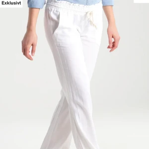 Roxy linnebyxor - Linnebyxor från Roxy Använda endast 2 gånger och är i jätte bra skick💕 Strl S. Säljer då jag fick ett par andra i present som passar bättre💖 Lånade bilder, skriv privat för mer bilder🥰