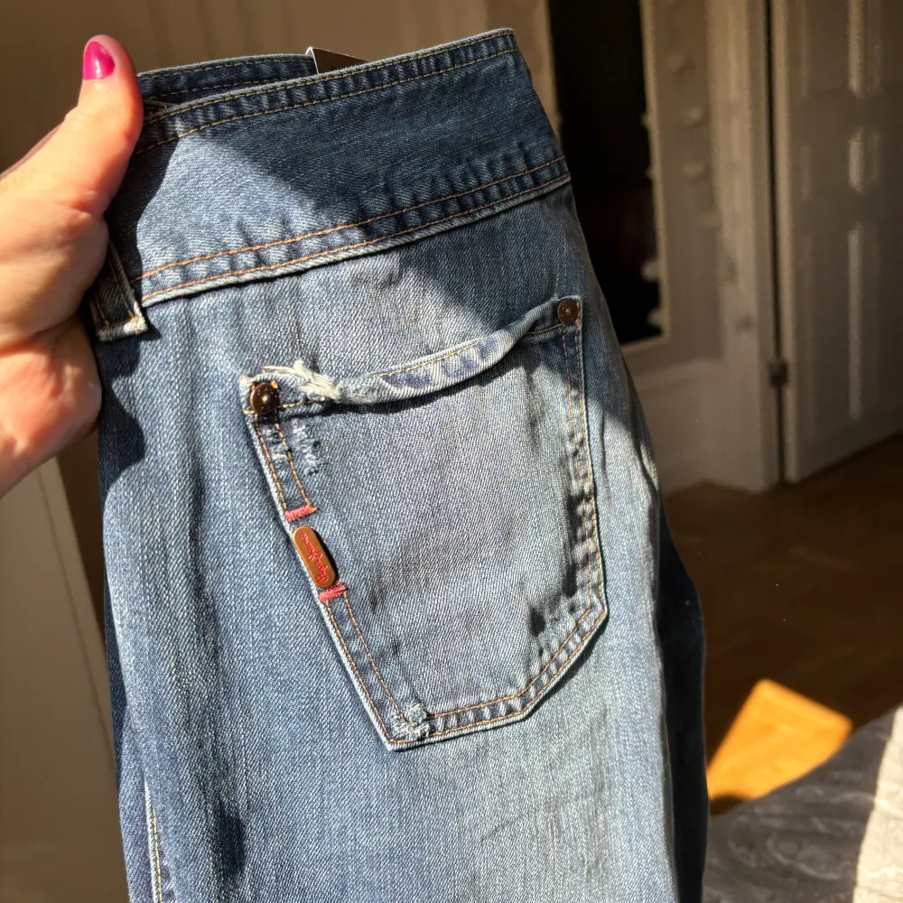 Så snygga pepe jeans!!! 🥹 Modellen är straight, super low waist🥰 Jag skulle beskriva de som en blandning mellan straight och bootcut jeans🩷För referens så är jag 170cm och de passar mig bra:) Jeansen är oanvända men saknar tyvärr en knapp. W27 L32. Jeans & Byxor.