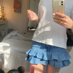 Volang jeanskjol - En jättesöt volangkjol. Från början var det ett par jeans  men jag har sytt om de till denna kjol. Som ni ser på sista bilden så ser man att den är själv sydd men det är inget man tänker på från långt håll men det är just därför jag säljer för priset