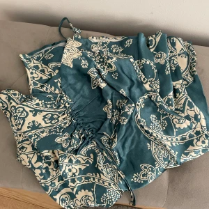 Super fin klänning från Zara - Så fin klänning nu till sommaren från Zara, storlek S Den är lite trasig vid ena bandet men går lätt att fixa med bara ett stygn, annars super bra skick! Köparen står för frakten💓 bara att skriva vid frågor!