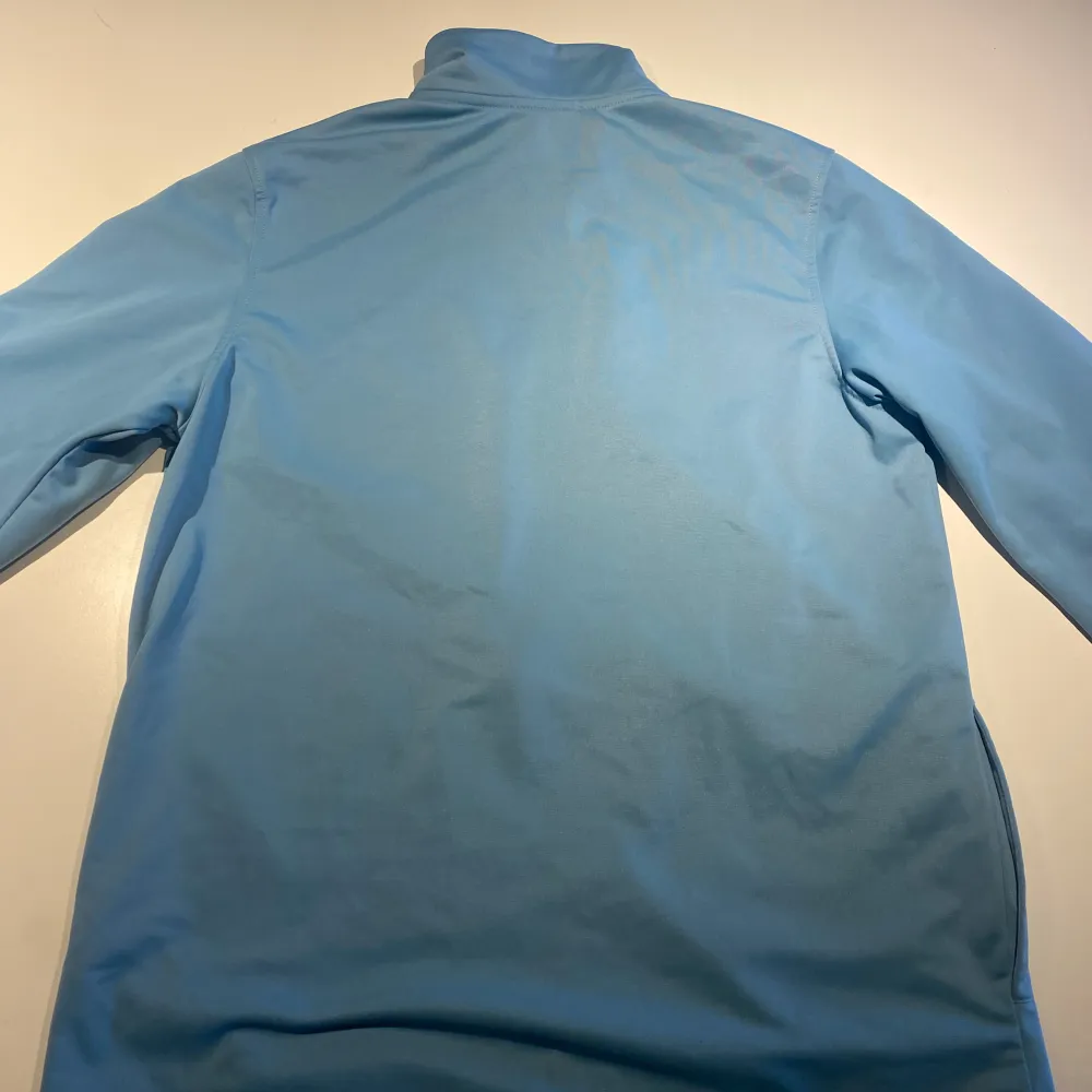 Nike zip tröja ljusblå. Storlek M. Inga skador väldigt bra skick, säljs pga används inte.. Tröjor & Koftor.