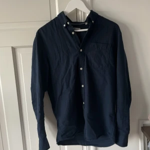 Linneskjorta - Säljer nu min linneskjorta då den inte används längre,perfekt nu till sommaren,hör av dig vid fler frågor eller bilder, ❗️PRIS GÅR ATT DISKUTERA ❗️