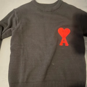 Ami paris tröja  - Härlig tröja, nypris 4000kr, säljer den pga att den är för liten för mig. 10/10 skick inga defekter. Hör av er vid minsta intresse eller för fler bilder