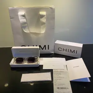 Hej. Säljer nu mina jättefina chimi glasögon som endast är använda någon gång. Alla tillbehör kommer med kvitto, låda, påse och så vidare. Vid frågor eller köo är det bara att skriva. Mvh/reselluxe
