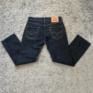 Levis 511 - Levis 511 i färgen marinblå. Byxorna är kapade och uppsydda på längden vilket gör att längden 32 inte stämmer. Jag har därför lagt in mått på byxornas längd(se bild 3). ❗️Sitter typ som 28 i längd❗️  Nyskick! ❗️Pris kan diskuteras❗️