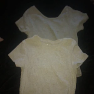 Två gråa tröjor  - Desa tröjor har bara lehat i min gaderob i top ett år hat andvänds dip 1-3 gånger  en kostar 20 och två kostar 35