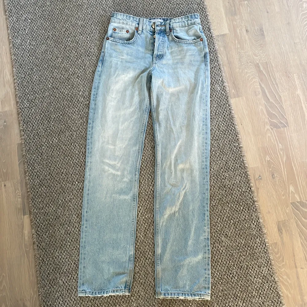 Midwaist jeans i fint skick från Zara i storlek 34, säljes då de är lite för små för mig🩷 . Jeans & Byxor.