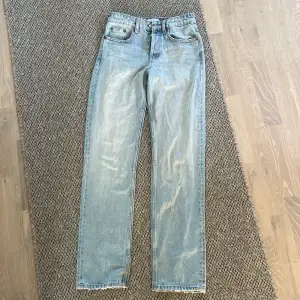 Midwaist jeans i fint skick från Zara i storlek 34, säljes då de är lite för små för mig🩷 