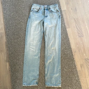 Jeans från Zara - Midwaist jeans i fint skick från Zara i storlek 34, säljes då de är lite för små för mig🩷 